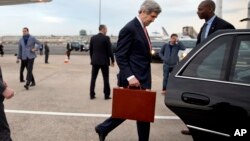 U.S. Secretary of State John Kerry walks into his vehicle on arrival in Paris, March 29, 2014. 
