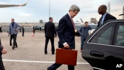 Menteri Luar Negeri John Kerry berjalan menuju kendaraan setibanya di Paris, 29 Maret 2014. 