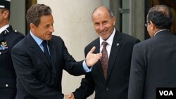 El presidente francés, Sarkozy, junto a Mustafa Abdel Jalil, presidente del CNT, durante el encuentro en Trípoli.