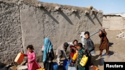 지난달 28일 아프가니스탄 카불의 난민촌에서 어린이들이 물을 받기 위해 기다리고 있다. 