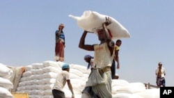 Para pekerja mendistribusikan bantuan pangan dari WFP untuk para pengungsi Yaman (foto: dok). 
