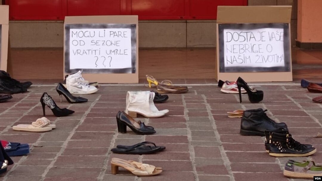 Obuća i poruke na Rimskom trgu u Podgorici u okviru performansa da se ilustruje koliko je ljudi u Crnoj Gori preminulo od koronavirusa (Foto: VOA/Sanja Novaković)