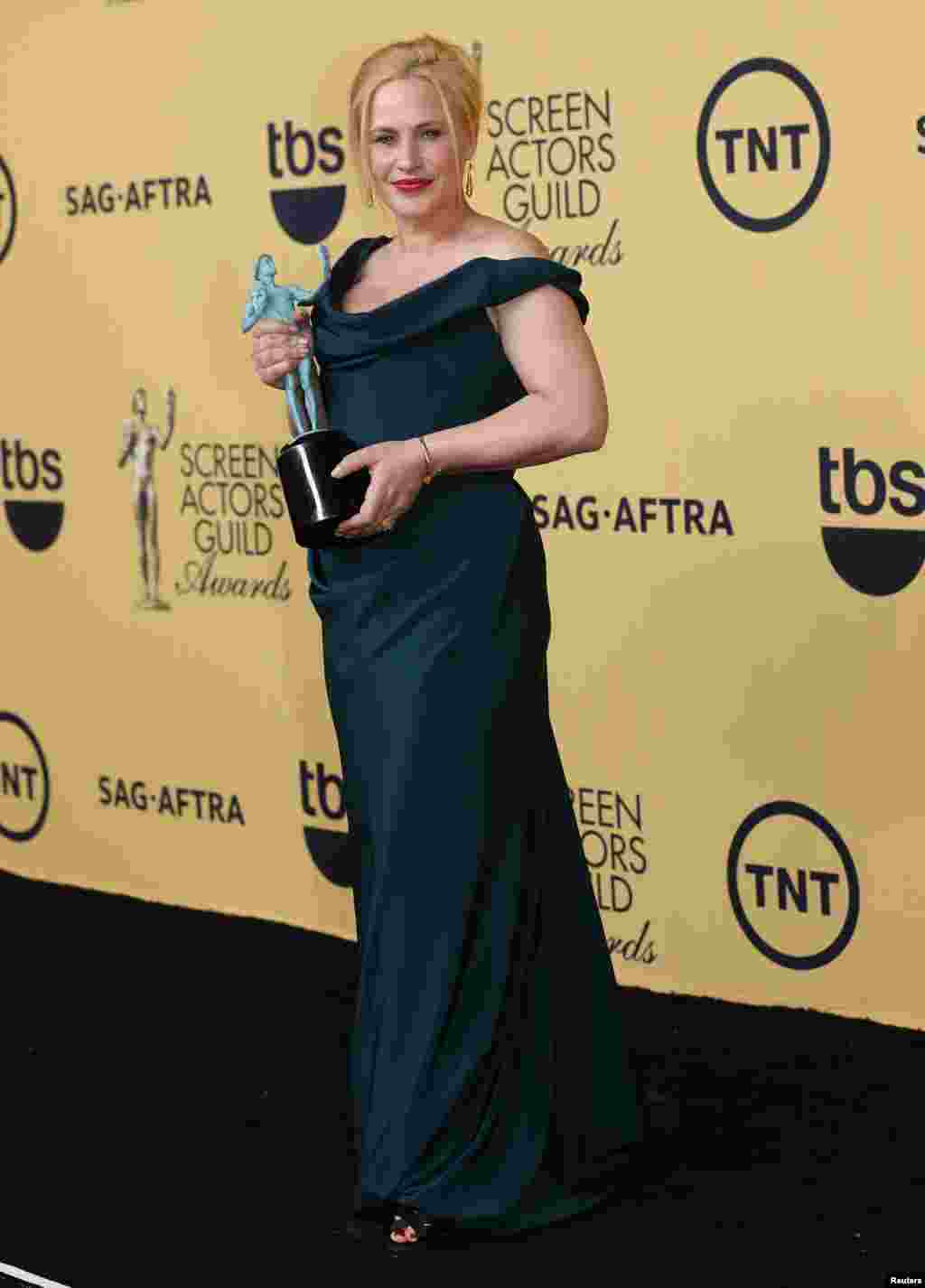 Actriz Patricia Arquettenos bastidores com o seu galardão por Melhor Perfomance Feminina como actriz secundária no filme "Boyhood". 21ª cerimónia anual do Screen Actors Guild Awards, Los Angeles, Califórnia Jan 25, 2015.