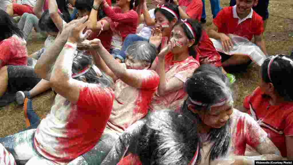 Lomba tepung di Puri Kembangan, Jakarta Barat, 17 Agustus 2018. (Foto: Vibizmedia/afiliasi VOA).