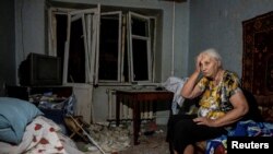 Ranjena lokalna stanovnica u svom uništenom stanu u stambenoj zgradi uništenoj tokom ruskog raketnog udara, u Pokrovsku, Donjecka oblast, Ukrajina, 8. avgusta 2023. REUTERS/Viacheslav Ratynskyi