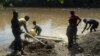 A Shabunda, les enfants travaillent dans les mines le long de la riviere Ulindi, en RDC, le 23 mars 2017. (VOA/Ernest Muhero)