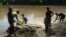 A Shabunda, les enfants travaillent dans les mines le long de la riviere Ulindi, en RDC, le 23 mars 2017. (VOA/Ernest Muhero)