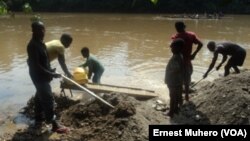 A Shabunda, les enfants travaillent dans les mines le long de la rivière Ulindi, en RDC, le 23 mars 2017. (VOA/Ernest Muhero)