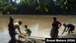 A Shabunda, les enfants travaillent dans les mines le long de la riviere Ulindi, en RDC, le 23 mars 2017. (VOA/Ernest Muhero)