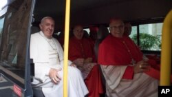 Le pape François, à gauche, assis dans un minibus avec les nouveaux cardinaux qu’il vient de créer, a Vatican, 19 novembre 2016.