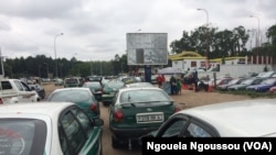 File de véhicules devant une station service, à Brazzaville, le 14 avril 2017. (VOA/Ngouela Ngoussou)