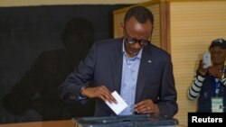 Paul Kagame, lokacinda yake jefa kuri'arsa.