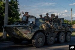 Tentara Ukraina mengendarai tank, di sebuah jalan di wilayah Donetsk, Ukraina timur, Rabu, 20 Juli 2022. (Foto: AP)