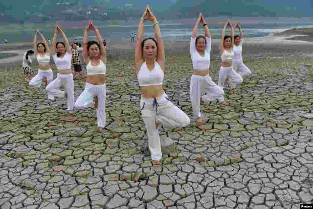 Mulheres fazendo yoga no leito seco de um rio em Chongqing, na China.