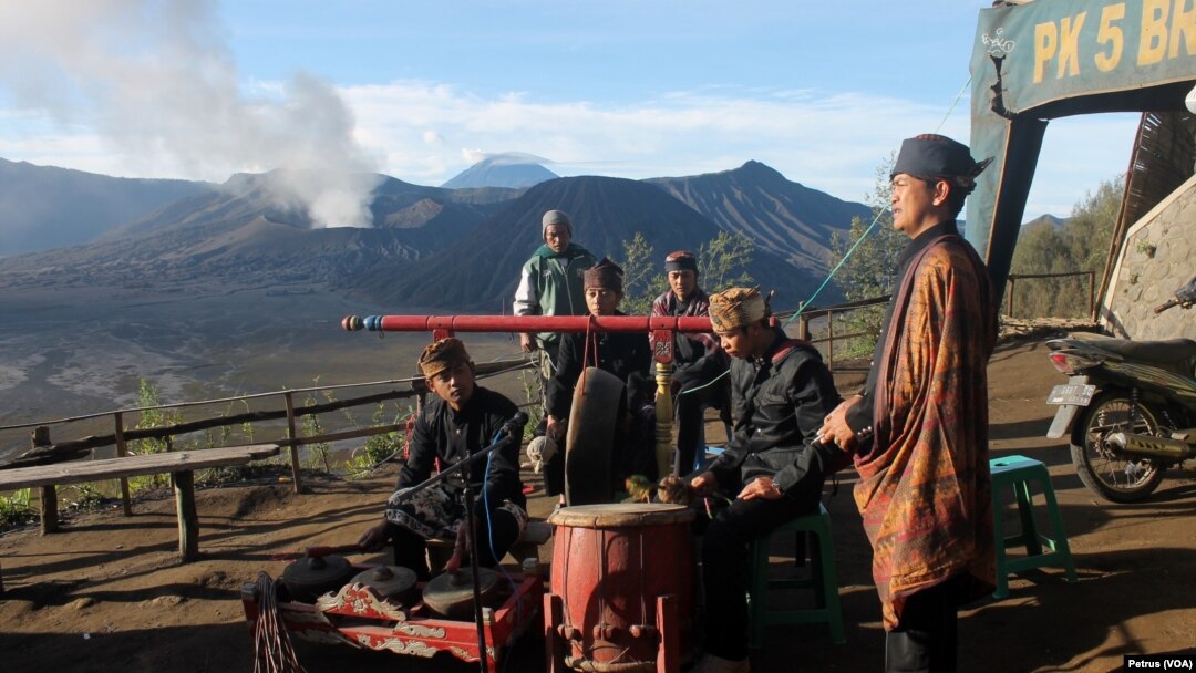 Aktivitas pada radius aman untuk wisatawan di kawasan wisata gunung Bromo (FOto: VOA/Petrus).