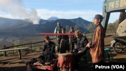 Aktivitas pada radius aman untuk wisatawan di kawasan wisata gunung Bromo (FOto: VOA/Petrus).