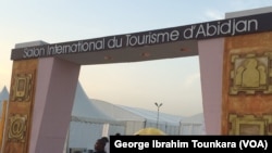 L’entrée du salon du tourisme à Abidjan, le 29 avril 2018. (VOA/George Ibrahim Tounkara) 