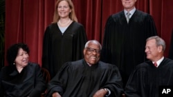 کلارنس توماس (وسط) در کنار برخی دیگر از قضات دیوان عالی آمریکا
