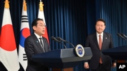 South Korean President Yoon Suk Yeol, right, and Japanese Prime Minister Fumio Kishida attend a joint press conference after their meeting at the presidential office in Seoul, May 7, 2023.