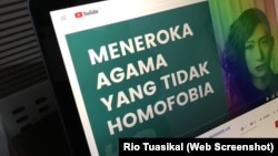 Diskusi online "Meneroka Agama yang Tidak Homofobia" disiarkan lewat Youtube sebelum dihentikan pihak platform pada menit 48. (Foto: Screenshot/Rio Tuasikal/VOA)