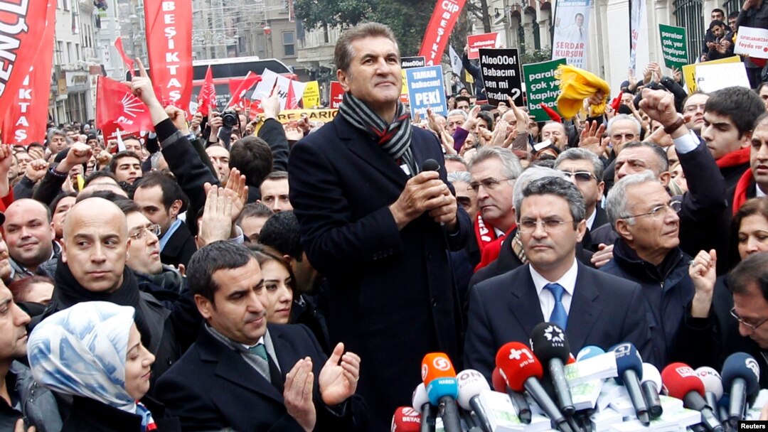 Muxolifatdagi Respublikachilar xalq partiyasidan Istanbul merligi uchun nomzod Mustafo Sarigul Adolat va taraqqiyot partiyasiga qarshi o'tkazilgan norozilik namoyishida so'zlamoqda, Istanbul, 26-fevral, 2014-yil.