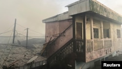 Asap mengepul akibat kebakaran penjara New-Bell yang penuh sesak di kota pelabuhan Douala, Kamerun, 28 Mei 2020. (REUTERS / Josiane Kouagheu)