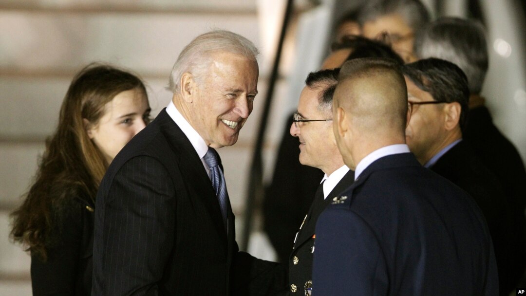 Wakil Presiden AS, Joe Biden saat tiba di pangkalan udara Osan, Korea Selatan Kamis (5/12). 