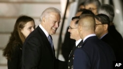 Phó Tổng thống Hoa Kỳ Joe Biden (trái) bắt tay Tướng Hoa Kỳ Curtis Scparrotti khi ông đến Căn cứ Không quân Osan ở Osan Nam Triều Tiên, 5/12/13