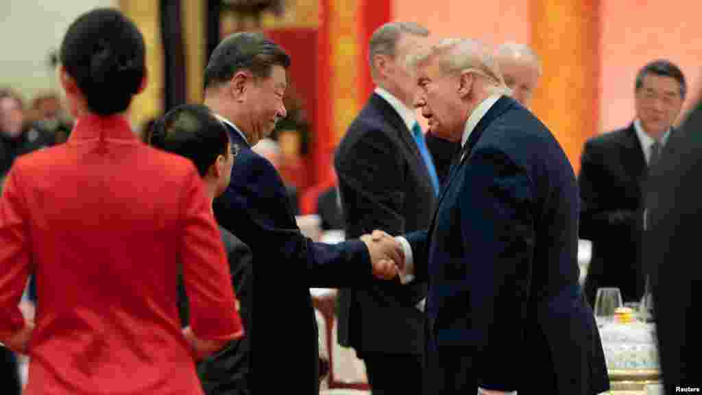中国国家主席习近平与美国总统特朗普在中国北京人民大会堂举行的国宴上握手。(2026年5月14日)