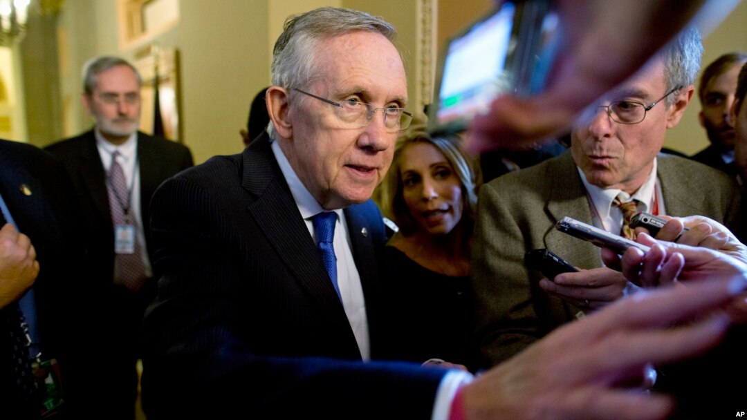 Pemimpin Mayoritas Senat AS, Harry Reid meninggalkan ruangan Senator partai Republik Mitch McConnell setelah keduanya mengadakan pertemuan terbatas, Senin (14/10). 