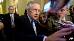 Pemimpin Mayoritas Senat AS, Harry Reid meninggalkan ruangan Senator partai Republik Mitch McConnell setelah keduanya mengadakan pertemuan terbatas, Senin (14/10). 