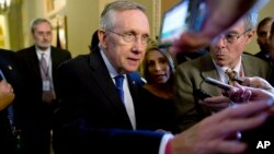 El líder de la mayoría demócrata en el senado, Harry Reid, habla con la prensa tras reunirse con el líder de la minoría republicana, el senador Mitch McConnell este lunes.