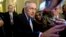 El líder de la mayoría demócrata en el senado, Harry Reid, habla con la prensa tras reunirse con el líder de la minoría republicana, el senador Mitch McConnell este lunes.