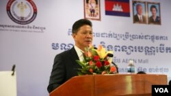 Sun Chanthol, Minister of Public Works and Transport, speaks about the upcoming program to roll out electronic devices to renew driver’s license on June 15, 2016 in Phnom Penh, Cambodia. (Hean Socheata/VOA Khmer)