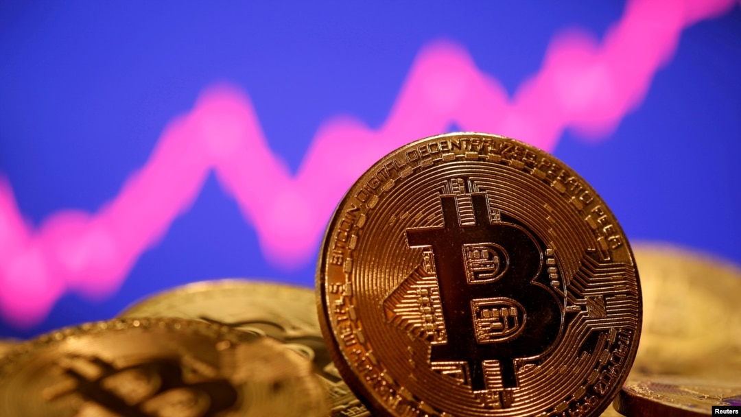 Representasi mata uang virtual Bitcoin terlihat di depan grafik saham dalam ilustrasi yang diambil pada 8 Januari 2021. (Foto: Reuters)