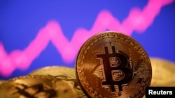 Representasi mata uang virtual Bitcoin terlihat di depan grafik saham dalam ilustrasi yang diambil pada 8 Januari 2021. (Foto: Reuters)