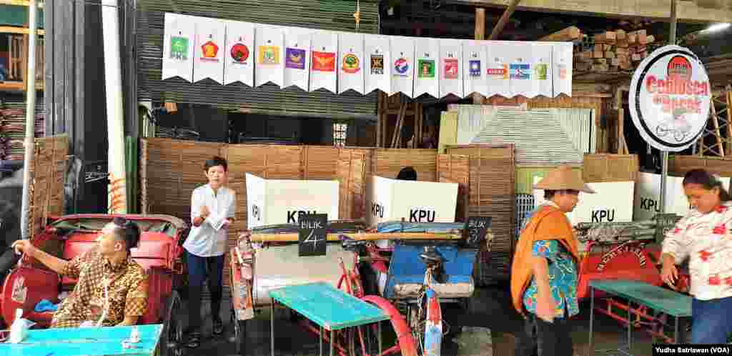 Suasana di TPS 10 Cinderejo Lor Solo mengangkat tema "Coblosan di Becak," Rabu, 17 April 2019. (Foto: Yudha Satriawan/VOA).