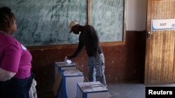 Un homme vote lors des élections municipales à Vuwani, dans le nord de l'Afrique du sud, le 3 août 2016. 