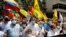 El líder opositor venezolano Juan Guaidó y trabajadores de la salud demandan en una protesta en Caracas el 17 de abril de 2021 que toda la población sea vacunada contra COVID-19.