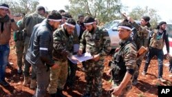 Turkey-backed Free Syrian Army fighters advance in Der Mismis village in the southeast portion of Afrin, Syria, March 13, 2018. Turkish troops and allied Syrian opposition fighters have intensified attacks on the Syrian Kurdish-held town of Afrin.