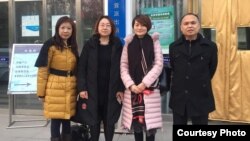 余文生律师（右起）、李文足、王峭岭等在派出所外(参与网图片)