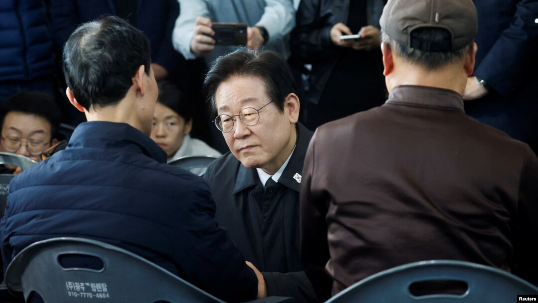 지난달 30일 한국 제1야당인 더불어민주당 이재명 대표가 무안 국제공항에서 제주항공 추락사고 희생자 가족을 만나고 있다.