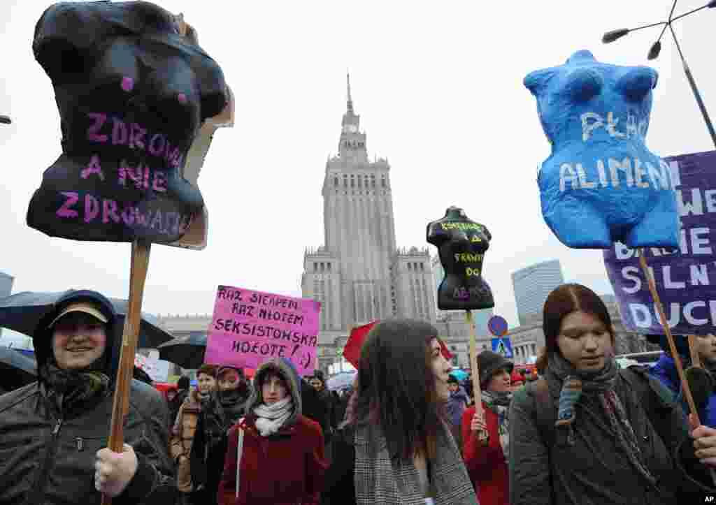 Para demonstran berbaris menuntut akses yang lebih besar terhadap aborsi, perbaikan kondisi kerja dan dukungan negara yang lebih besar dalam membesarkan anak (6/3). (AP/Alik Keplicz)