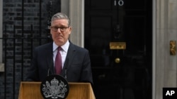 英国首相基尔·斯塔默在伦敦唐宁街10号外向媒体发表讲话，宣布辞职。（2026年6月22日）