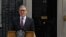 英国首相基尔·斯塔默在伦敦唐宁街10号外向媒体发表讲话，宣布辞职。（2026年6月22日）