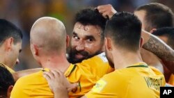 Mile Jedinak (centro) es felicitado por sus compañeros luego de anotar uno de sus tres goles contra Honduras, en el repechaje para el Mundial 2018.