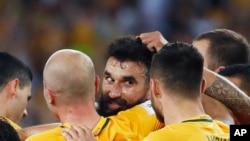 Anggota timnas Australia, menyalami Gelandang , Mile Jedinak (tengah), setelah mencetak gol dalam pertandingang playoff yang menentukan untuk maju ke putaran final Piala Dunia, di Sydney, Australia, Rabu, 15 November 2017.