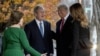 Laura Bush hace un recorrido por la decoración navideña de la Casa Blanca