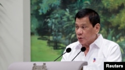 ប្រធានាធិបតីហ្វីលីពីន Rodrigo Duterte ថ្លែង​សុន្ទរកថា​មុន​ពេល​ចាប់​ផ្តើមពិសារ​អាហារ​ជា​មួយ​ប្រធានាធិបតី​សិង្ហបុរី កាល​ពី​ថ្ងៃទី​១៥ ខែ​វិច្ឆិកា។