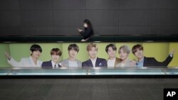 Iklan bergambar grup K-pop, mempromosikan BTS di stasiun kereta bawah tanah di Seoul, Korea Selatan, 15 Oktober 2020. (Foto: AP/Lee Jin-man)